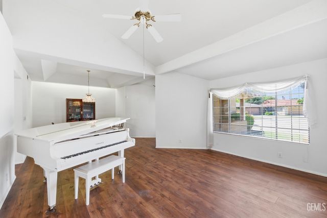 9700 Willow Oak Court, Bakersfield, CA 93311