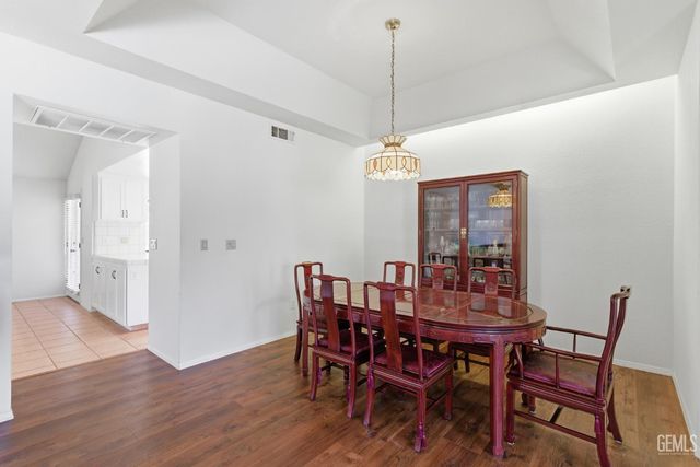 9700 Willow Oak Court, Bakersfield, CA 93311