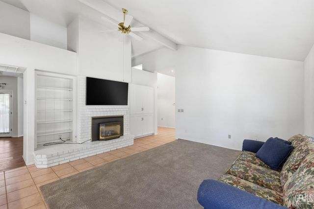 9700 Willow Oak Court, Bakersfield, CA 93311