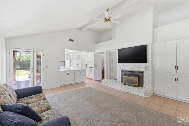 9700 Willow Oak Court, Bakersfield, CA 93311