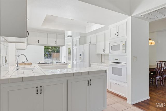 9700 Willow Oak Court, Bakersfield, CA 93311