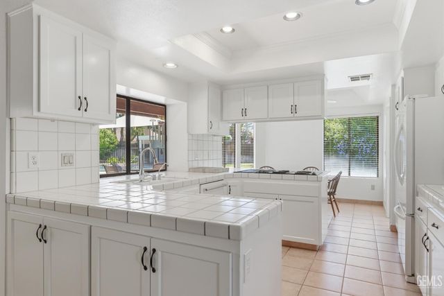 9700 Willow Oak Court, Bakersfield, CA 93311