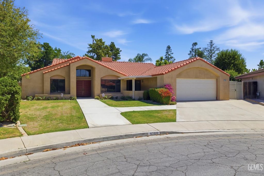 9700 Willow Oak Court, Bakersfield, CA 93311