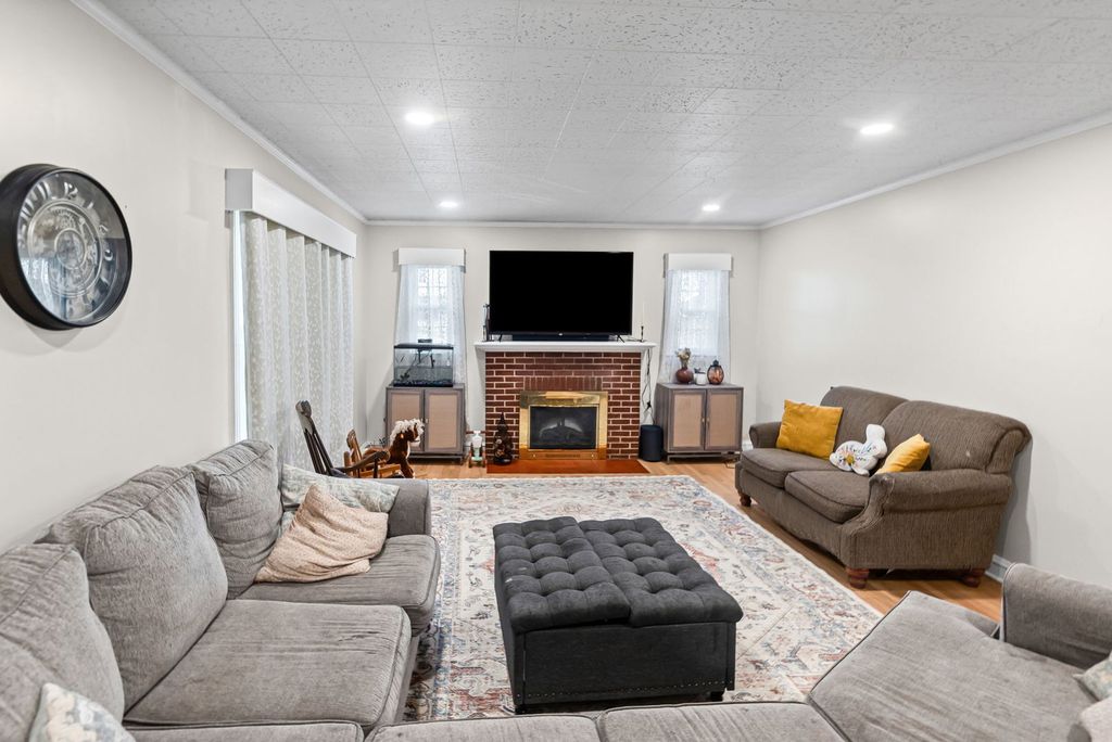 Image 11 of property listing at 710 Pavey Avenue, Mt Vernon, IL 62864