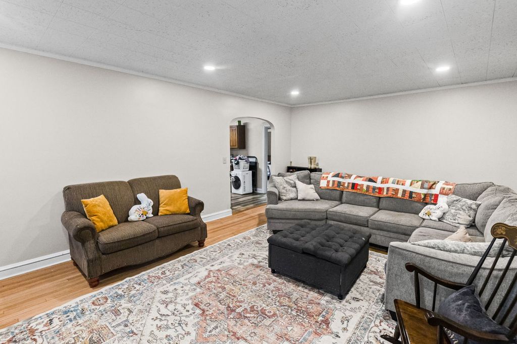 Image 14 of property listing at 710 Pavey Avenue, Mt Vernon, IL 62864