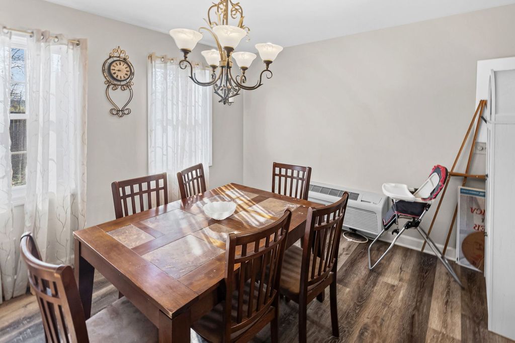 Image 16 of property listing at 710 Pavey Avenue, Mt Vernon, IL 62864