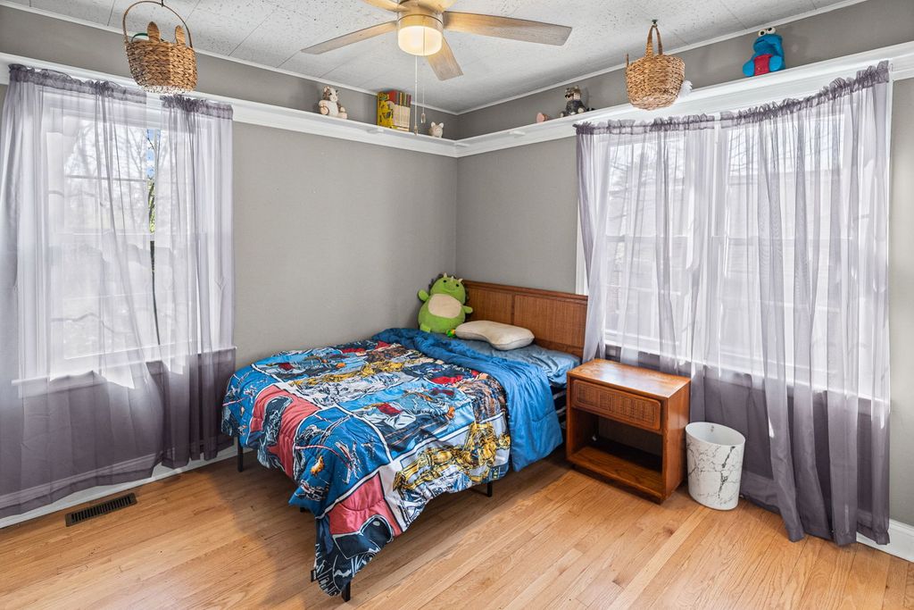 Image 17 of property listing at 710 Pavey Avenue, Mt Vernon, IL 62864