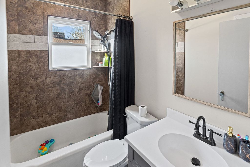 Image 19 of property listing at 710 Pavey Avenue, Mt Vernon, IL 62864