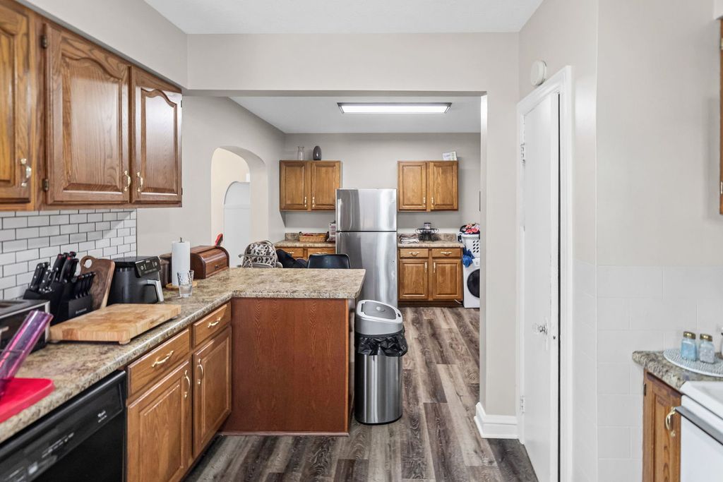 Image 23 of property listing at 710 Pavey Avenue, Mt Vernon, IL 62864