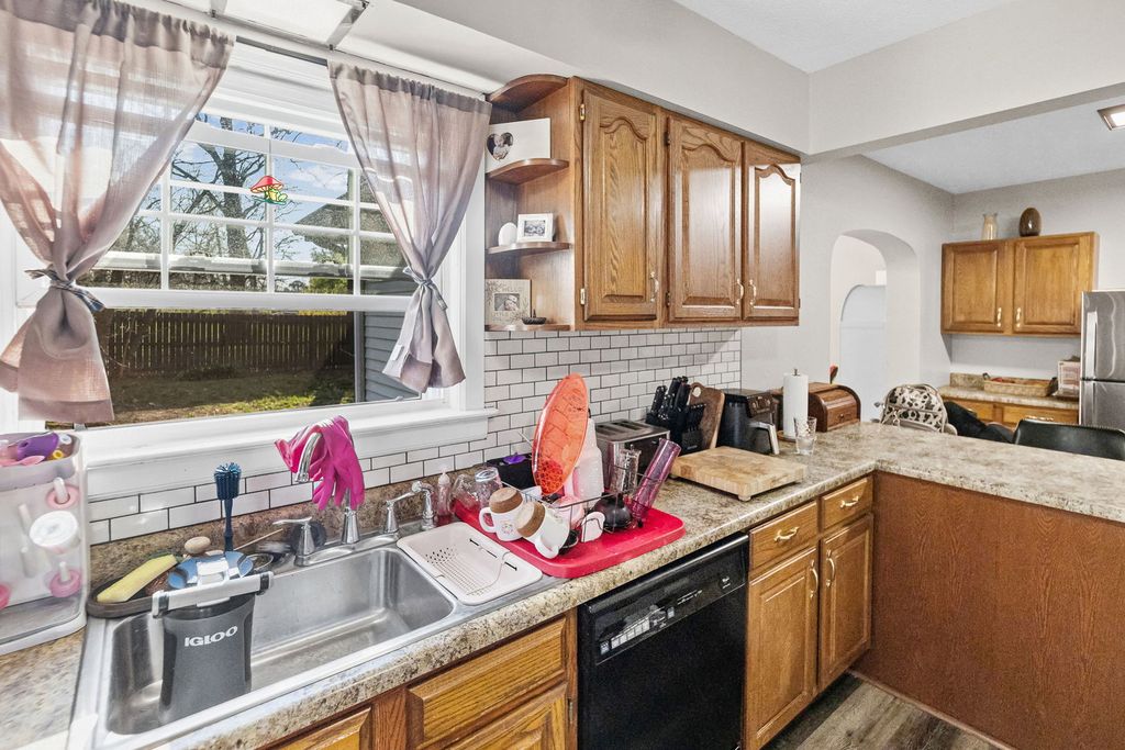 Image 24 of property listing at 710 Pavey Avenue, Mt Vernon, IL 62864