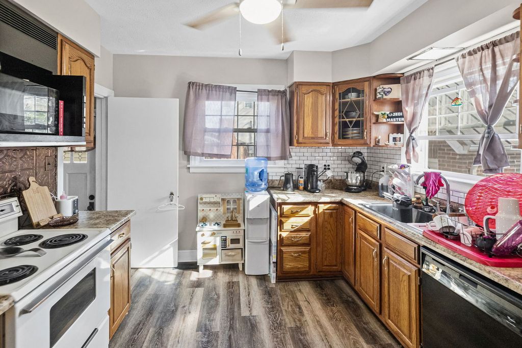 Image 26 of property listing at 710 Pavey Avenue, Mt Vernon, IL 62864