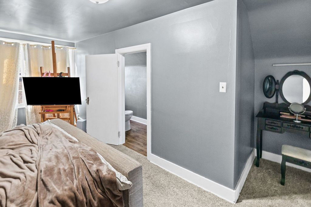 Image 31 of property listing at 710 Pavey Avenue, Mt Vernon, IL 62864