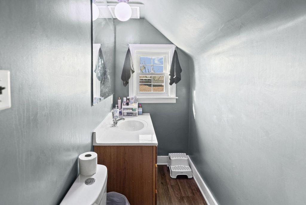 Image 32 of property listing at 710 Pavey Avenue, Mt Vernon, IL 62864