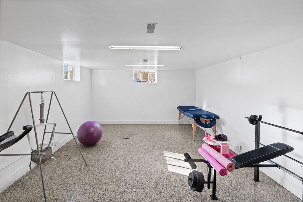 Image 34 of property listing at 710 Pavey Avenue, Mt Vernon, IL 62864