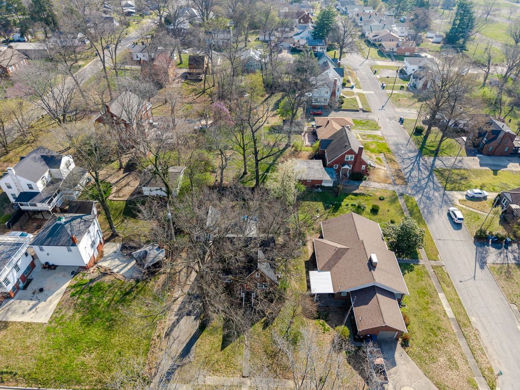 Image 42 of property listing at 710 Pavey Avenue, Mt Vernon, IL 62864