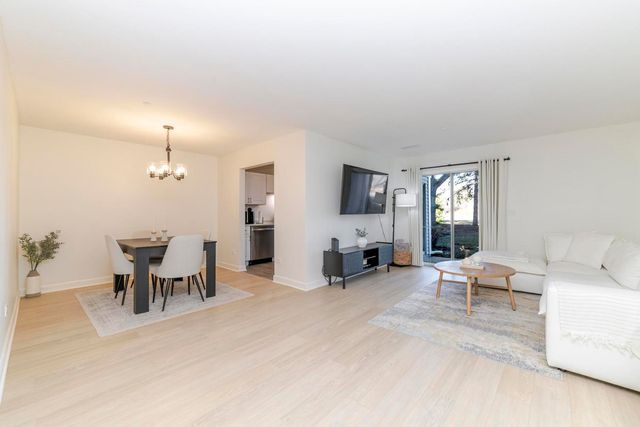 1408 W Crane Street 5, Arlington Heights, IL 60004