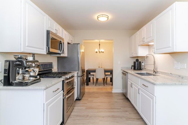 1408 W Crane Street 5, Arlington Heights, IL 60004