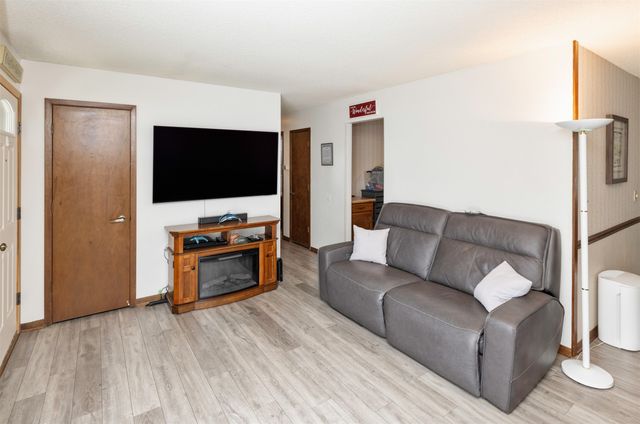 210 11th Avenue NW, Altoona, IA 50009