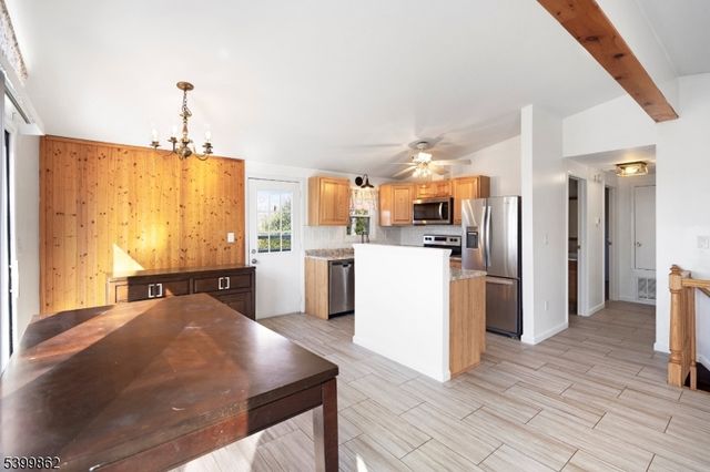 5 Deer Run Dr, High Bridge Boro, NJ 08829