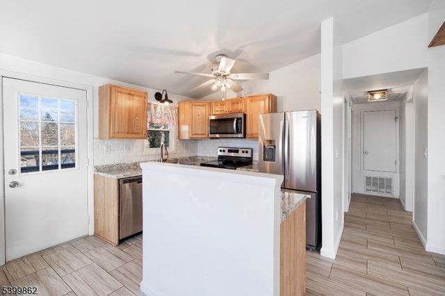 5 Deer Run Dr, High Bridge Boro, NJ 08829