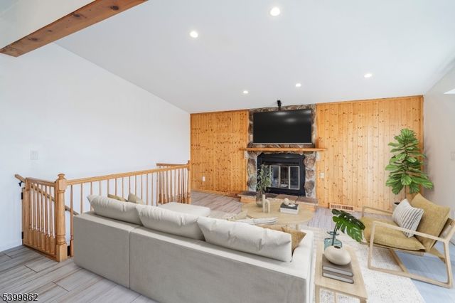 5 Deer Run Dr, High Bridge Boro, NJ 08829