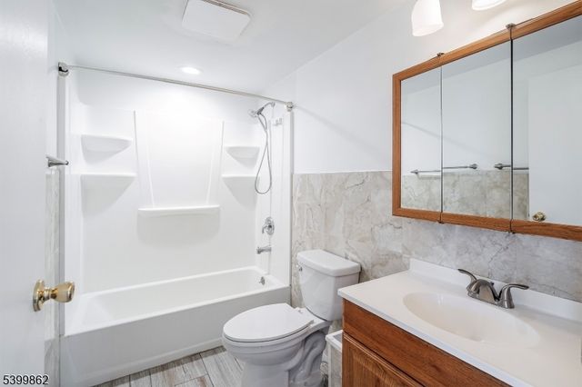 5 Deer Run Dr, High Bridge Boro, NJ 08829