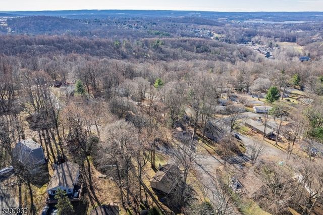 5 Deer Run Dr, High Bridge Boro, NJ 08829