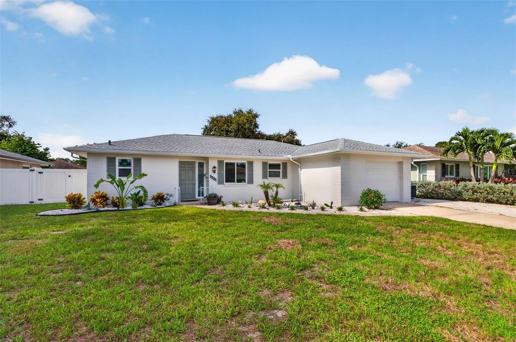 Image 2 of property listing at 1737 STARLIGHT DRIVE, Clearwater, FL 33755