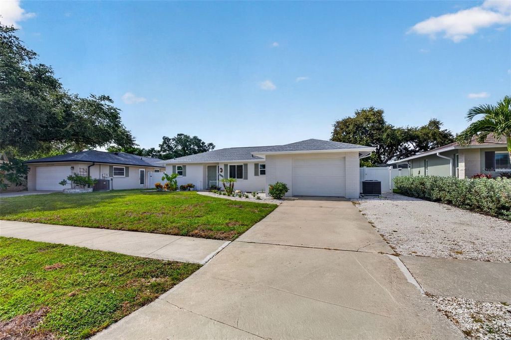Image 4 of property listing at 1737 STARLIGHT DRIVE, Clearwater, FL 33755