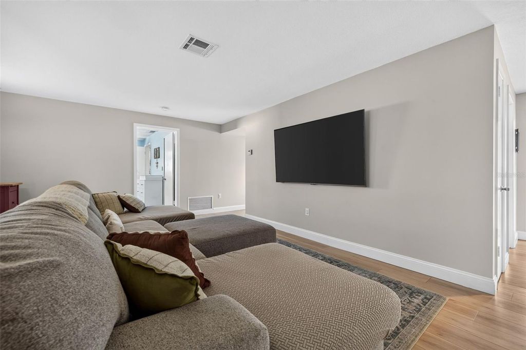 Image 7 of property listing at 1737 STARLIGHT DRIVE, Clearwater, FL 33755