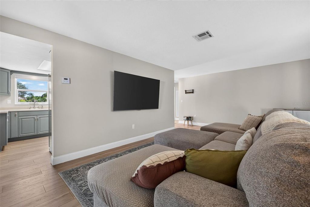 Image 9 of property listing at 1737 STARLIGHT DRIVE, Clearwater, FL 33755