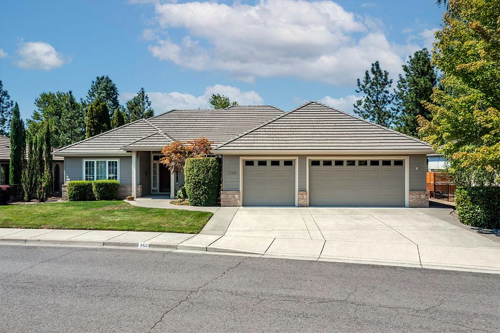 250 Briarwood Lane, Medford, OR 97504