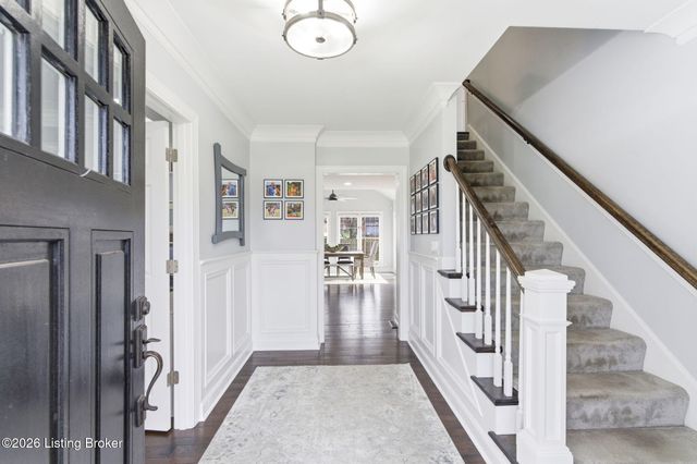 821 Foxfire Dr, Louisville, KY 40223