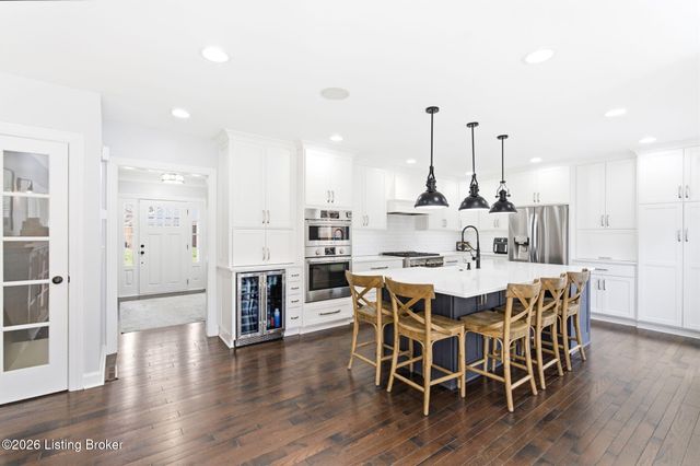 821 Foxfire Dr, Louisville, KY 40223