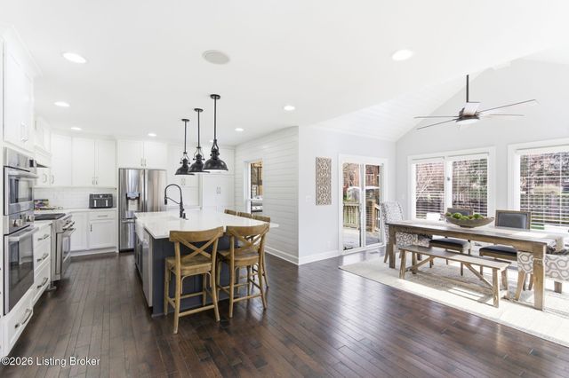 821 Foxfire Dr, Louisville, KY 40223