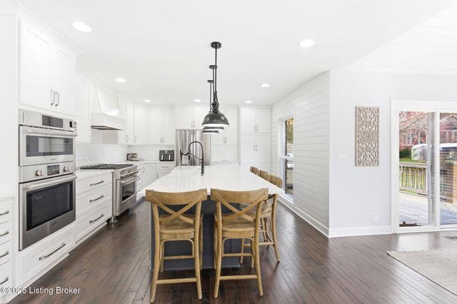 821 Foxfire Dr, Louisville, KY 40223