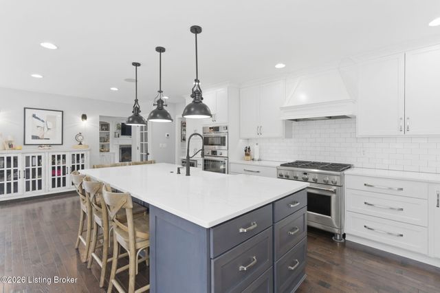 821 Foxfire Dr, Louisville, KY 40223