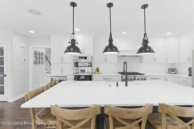 821 Foxfire Dr, Louisville, KY 40223