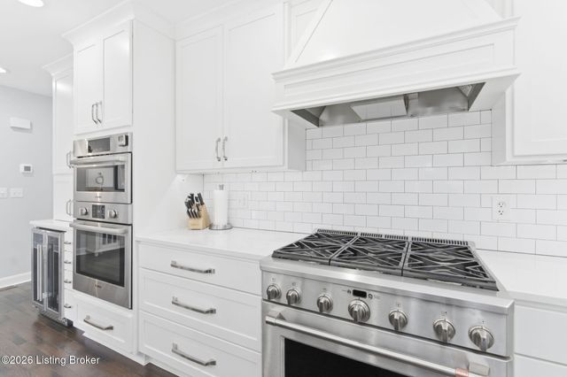 821 Foxfire Dr, Louisville, KY 40223