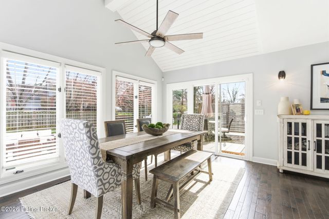 821 Foxfire Dr, Louisville, KY 40223