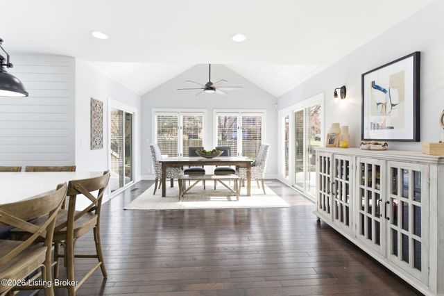 821 Foxfire Dr, Louisville, KY 40223