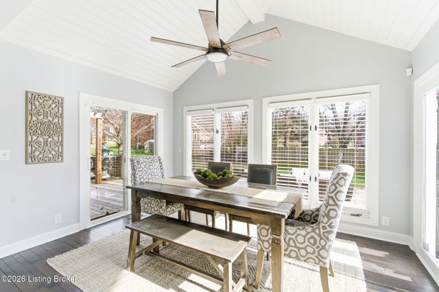 821 Foxfire Dr, Louisville, KY 40223