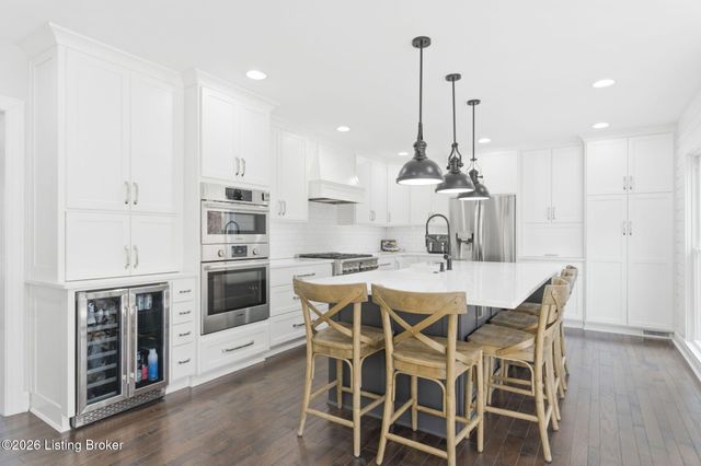 821 Foxfire Dr, Louisville, KY 40223