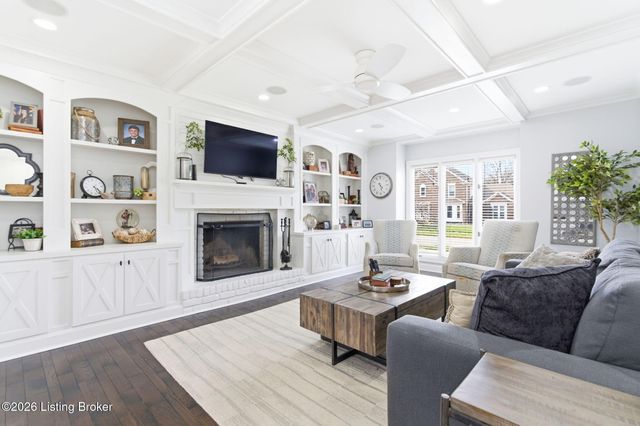 821 Foxfire Dr, Louisville, KY 40223