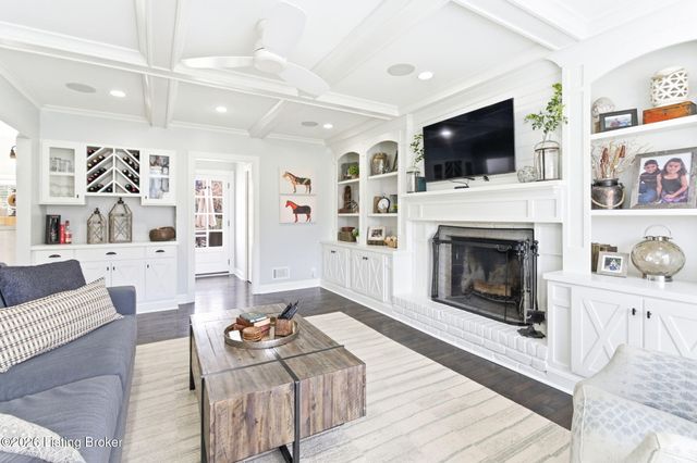 821 Foxfire Dr, Louisville, KY 40223