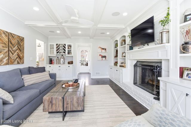 821 Foxfire Dr, Louisville, KY 40223