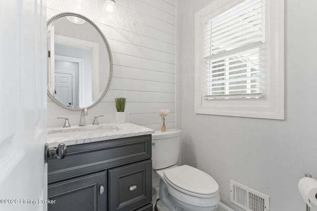 821 Foxfire Dr, Louisville, KY 40223