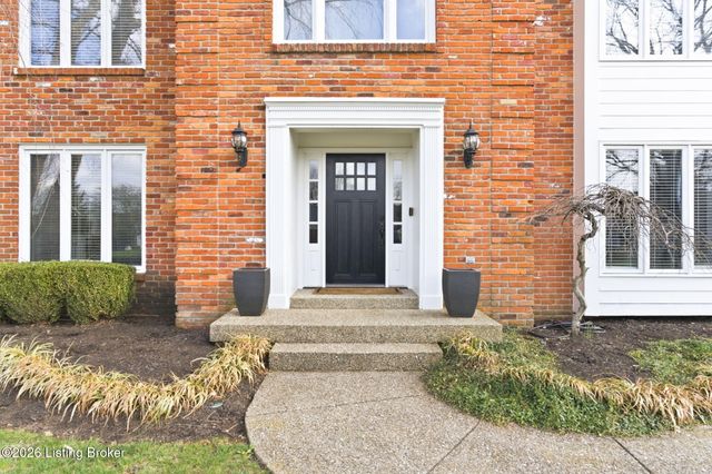 821 Foxfire Dr, Louisville, KY 40223