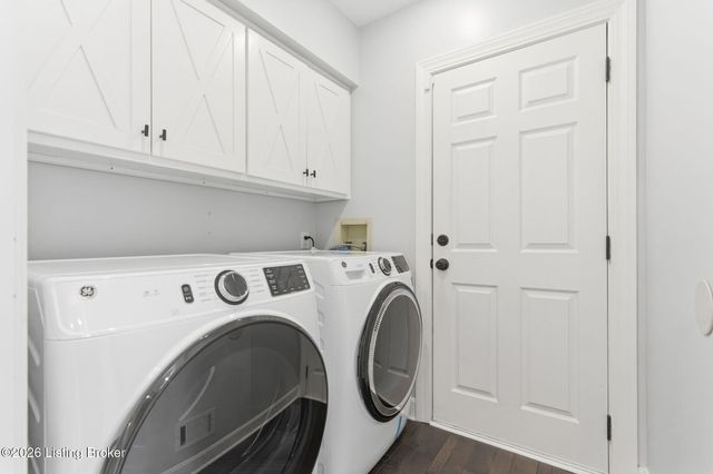 821 Foxfire Dr, Louisville, KY 40223