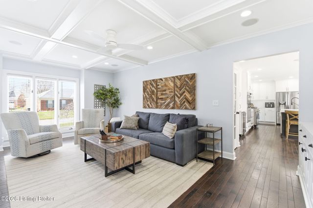 821 Foxfire Dr, Louisville, KY 40223